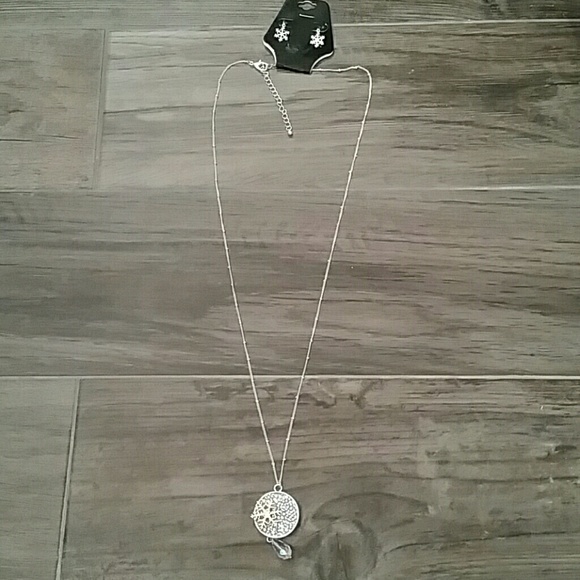 Jewelry - ONE SET LEFT! ❄️Winter Wonderland Necklace Set❄️